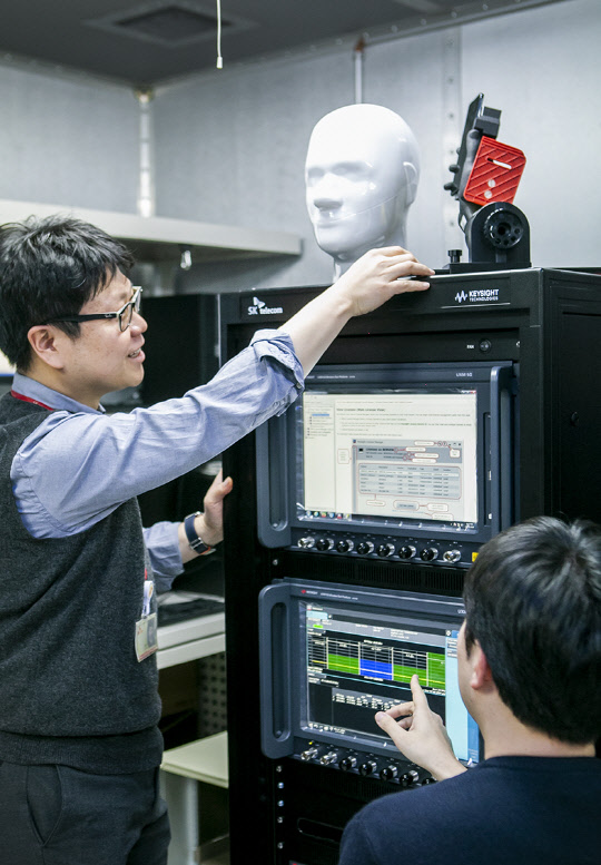 지난해 12월 개소된 성남 분당사옥 '5G 디바이스 테스트 랩'에서 SK텔레콤 연구원들이 계측 장비로 5G 디바이스를 테스트하고 있는 모습.    SK텔레콤 제공